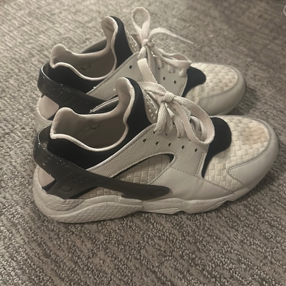 Size 9 Nike Huarache - Picture 1 of 4